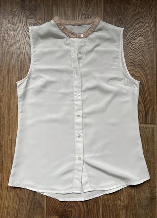 Блуза біла на ґудзиках без рукавів з комірцем з штучної шкіри