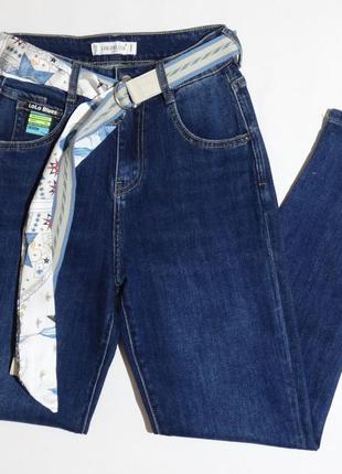 Женские зауженные джинсы с поясом