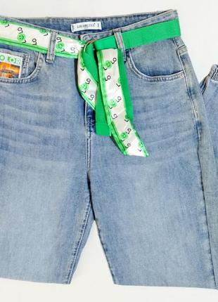 Женские джинсы с поясом