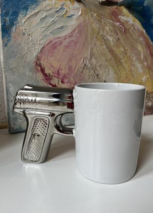 Чашка пистолет , белая , серебряная ручка, ручка пистолет
