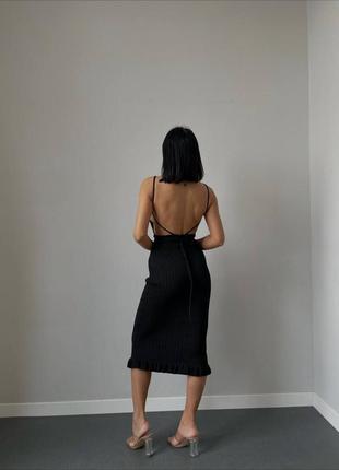 Платье миди на брителях с декольте туречковая трикотаж повязка голая спина черная фуксия4 фото