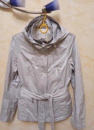 Красивая ветровка с капюшоном geox
