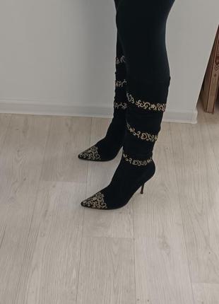 Красивые демесизоные сапоги с узорами из цепочек2 фото