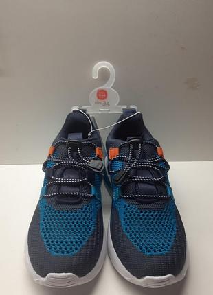 Детские кроссовки.