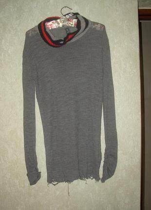 Тонкий сірий гольф з оригінальним коміром і рваним низом і рукавами.