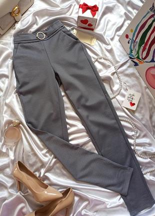Сірі стрейчеві штани брюки з резинкою на талії2 фото