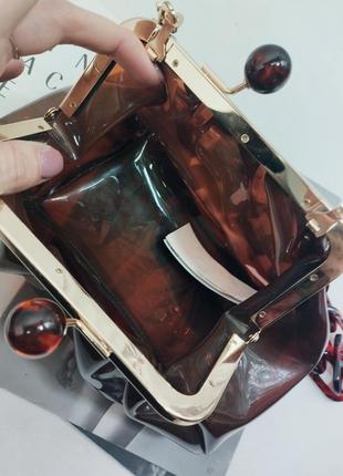 Виниловая сумка клатч коричневая на цепочке5 фото