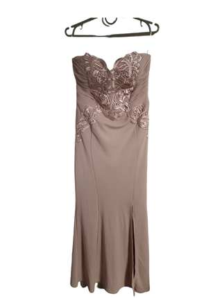 Нюдова вечірня сукня в пол