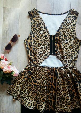 Леопардовое платье с ассиметричной баской и вырезами