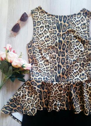 Леопардовое платье с ассиметричной баской и вырезами3 фото