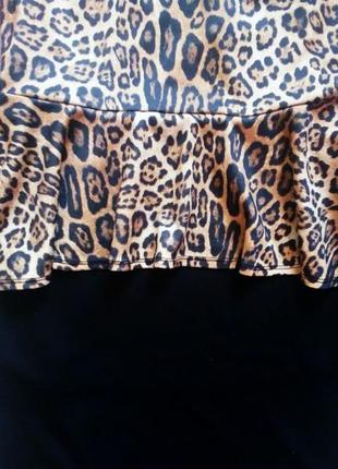 Леопардовое платье с ассиметричной баской и вырезами4 фото