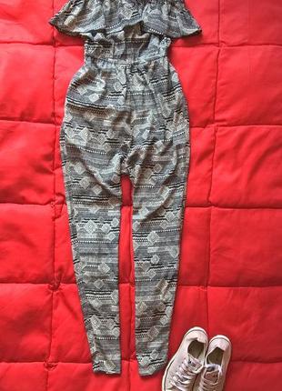 Легкий комбінезон з відкритими плечима і воланом на грудях