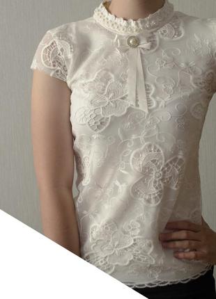 Красивая нарядная футболка-блуза с коротким рукавом декорирована брошкой