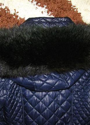 Пушистый и широкий воротник из меха енота