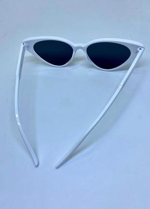 Жіночі сонцезахисні окуляри котяче око в білій оправі з металевою вставкою5 фото