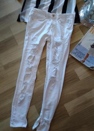 Круті рвані білі джинси з високою посадкою талії zara без дефектів крута модель10 фото