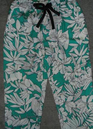 Бомбезні штани з рослинним принтом від zara