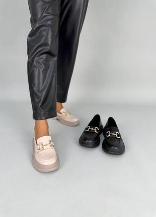 Стильные броги, лоферы,туфли с золотым аксессуаром бежевые/черные кожаные/кожие деми,...