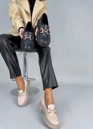 Стильные броги, лоферы,туфли с золотым аксессуаром бежевые/черные кожаные/кожие деми,...