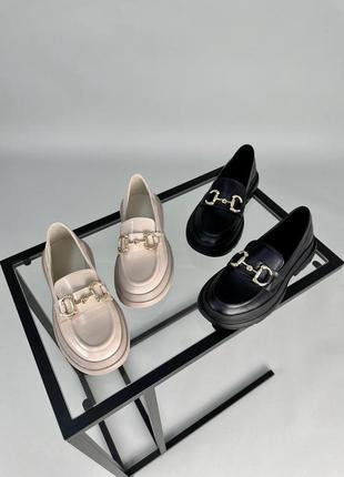 Стильные броги, лоферы,туфли с золотым аксессуаром бежевые/черные кожаные/кожие деми,...