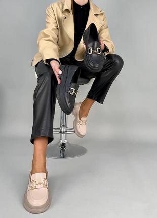 Стильные броги, лоферы,туфли с золотым аксессуаром бежевые/черные кожаные/кожие деми,...