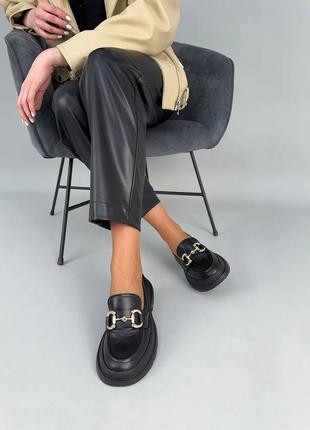 Стильные броги, лоферы,туфли с золотым аксессуаром бежевые/черные кожаные/кожие деми,...