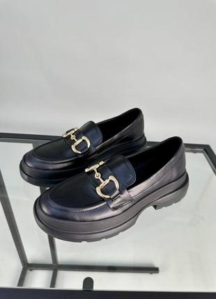 Стильные броги, лоферы,туфли с золотым аксессуаром бежевые/черные кожаные/кожие деми,...