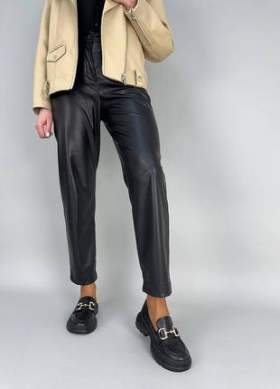 Стильные броги, лоферы,туфли с золотым аксессуаром бежевые/черные кожаные/кожие деми,...