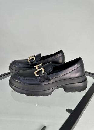 Стильные броги, лоферы,туфли с золотым аксессуаром бежевые/черные кожаные/кожие деми,...