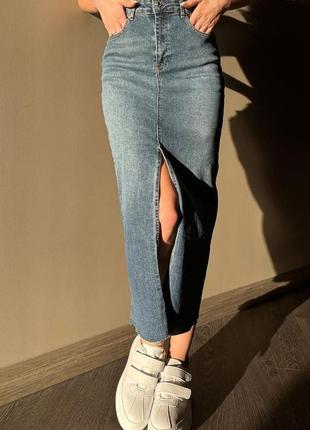 Идеальная джинсовая приталенная миди юбка с разрезом по середине