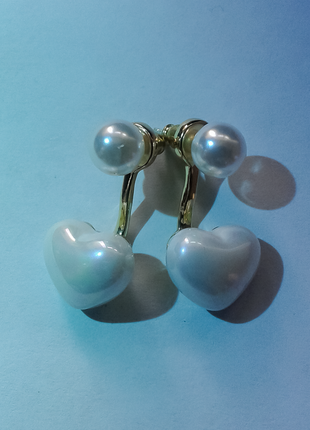Сережки білі сердечка, імітація під жемчуг, позолочена опора