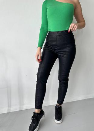 Женские брюки из эко кожи в стиле зара на потайной молнии снизу1 фото