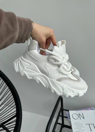 Кроссовки белые с дефектом по скидке