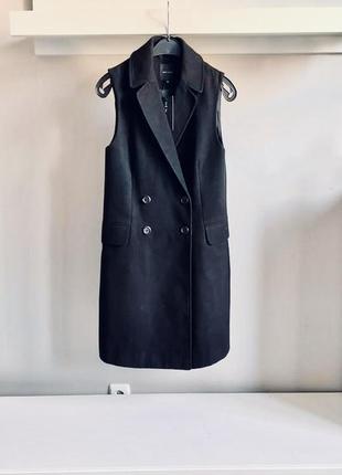 Черное пальто без рукавов1 фото