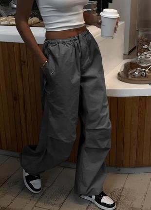 Брюки карго плащевка трендовые черные серые графитовые бежевые хаки стильные базовые брюки с карманами на кнопках широкие с защелками свободные оверсайз2 фото