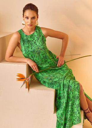 Длинное зеленое платье без рукавов с высокими разрезами и карманами по бокам4 фото
