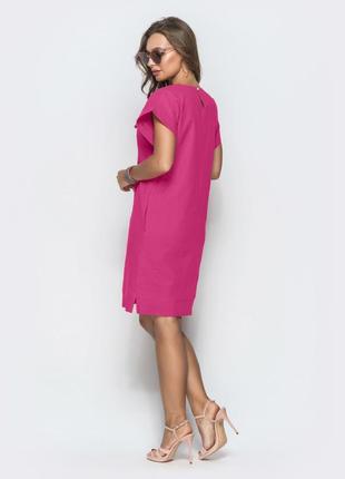 Лаконичное яркое розовое платье прямого кроя3 фото