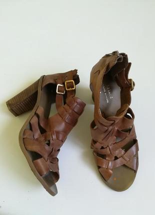 Стильные кожаные босоножки на устойчивом высоком каблуке1 фото