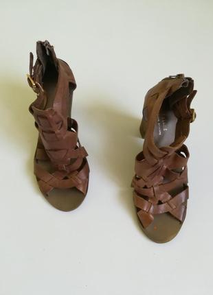 Стильные кожаные босоножки на устойчивом высоком каблуке4 фото