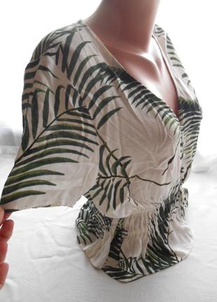 Блузка з v-подібним вирізом із крепованої тканини.7 фото