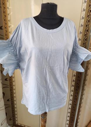 Голубая футболка красивый рукав