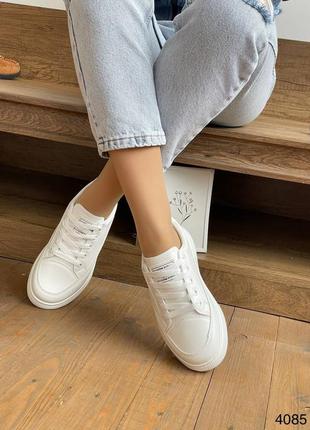 Женские кроссовки белые на шнуровке2 фото