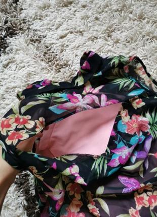 Удлинённая блуза с оригинальной спиной в цветочный принт7 фото