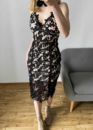 Вечірня сукня із чорного мережива на нюдовій підкладці