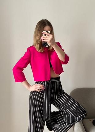 Укорочений піджак кольору фуксії