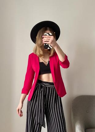 Малиновий приталений піджак