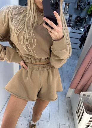 Очень стильный костюм: шорты + свитшот