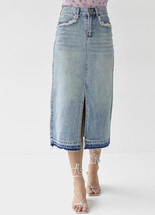 Джинсовая юбка с разрезом и бахромой на карманах