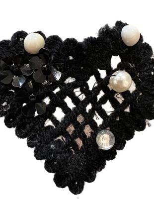 В'язана ажурна брошка з перлами