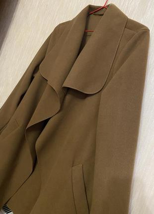 Женское пальто светло коричневого цвета